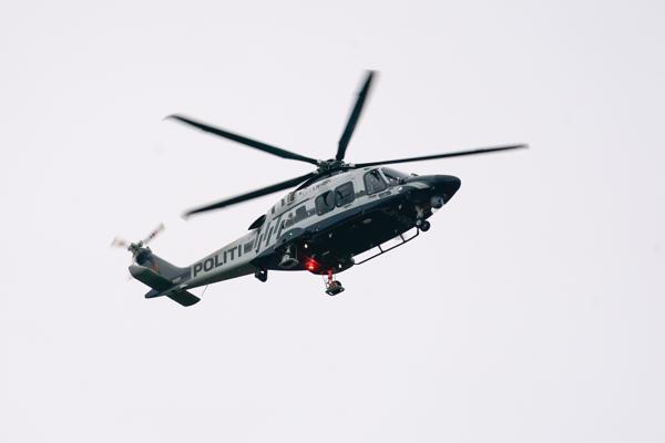 Politiet har satt inn helikopter og hundepatrulje i søket etter en varmepumpetyv i Øvre Eiker.Foto: Terje Bendiksby / NTB