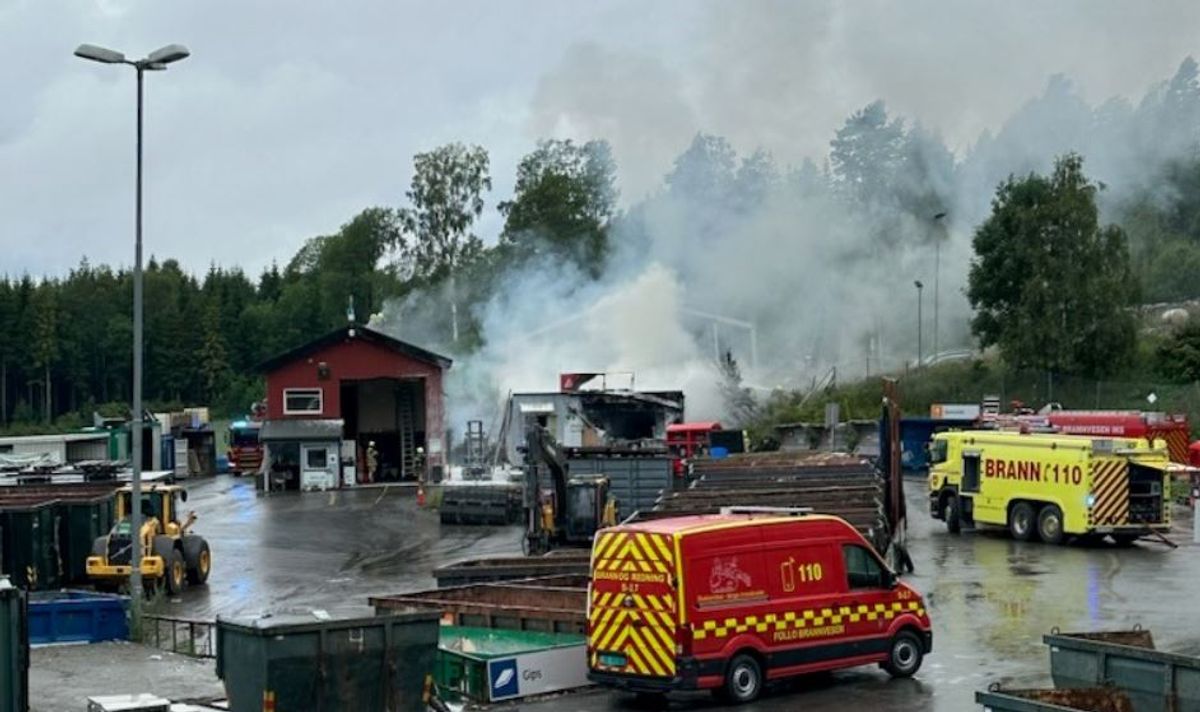 Nødetatene rykket ut til brannen på Bølstad gjenvinningsstasjon. Foto: FolloRen