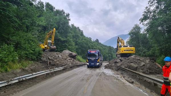 Det vil fremdeles ta noe tid å utbedre riksvei 70 etter tilsiget av skredmasser. Foto: Statens vegvesen