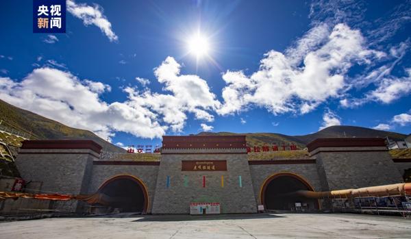 Gokarla-tunnelen, som er en del av motorveien melllom byene Lhasa og Tsethang i Tibet, ligger i gjennomsnitt på 4,3 kilometer over havet, og troner dermed øverst på verdenstoppen for høytliggende tunneler. Skjermdump: CCTV News