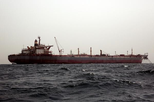 FN har startet arbeidet med å tømme dette skipet for olje. Foto: AP Photo/Osamah Abdulrahman