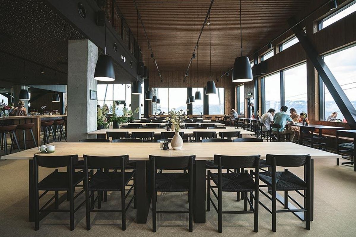 Hangurstoppen Restaurant får sitteplasser til 450 personer, og blir dermed den største på hele Voss. Her har man også møte- og konferansefasiliteter til rundt 50 personer. Foto: Jon Hunnålvatn Tøn
