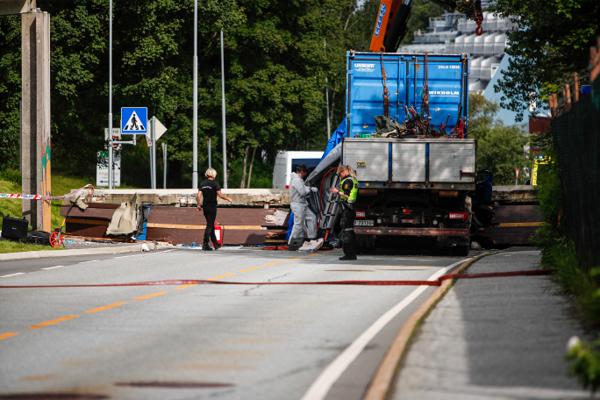 Lastebilen kolliderte med en gangbro, som ramlet ned på førerhuset ved Olsvik i Bergen. Foto: Tuva Åserud/NTB