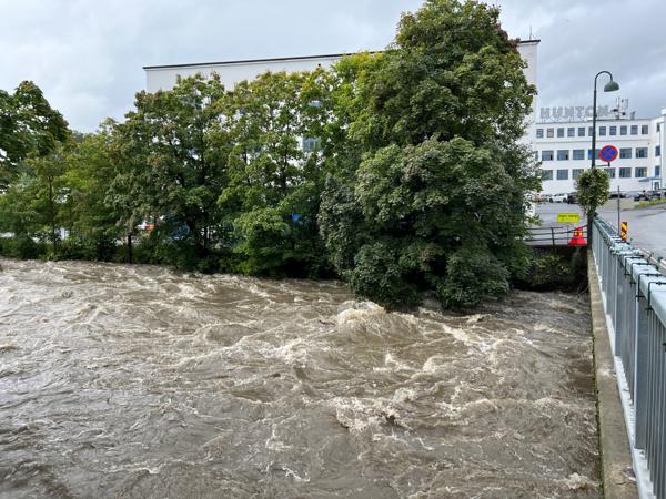 Hunton-fabrikken i Gjøvik-sentrum ligger helt intill Hunnselva. Tirsdag måtte byggevareprodusenten flytte lageret på grunn av flom i elven.