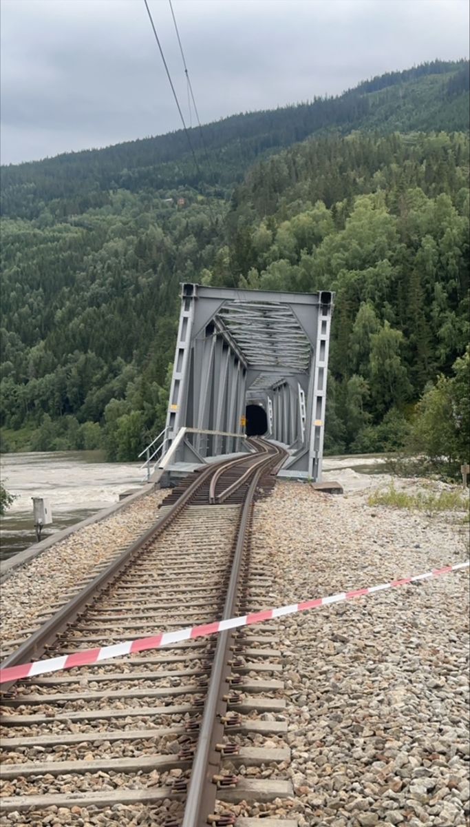 Jernbanebroen ved Ringebu har blitt tydelig skeiv som følge av de store vannmassene i Lågen. Foto: Bane Nor / NTB