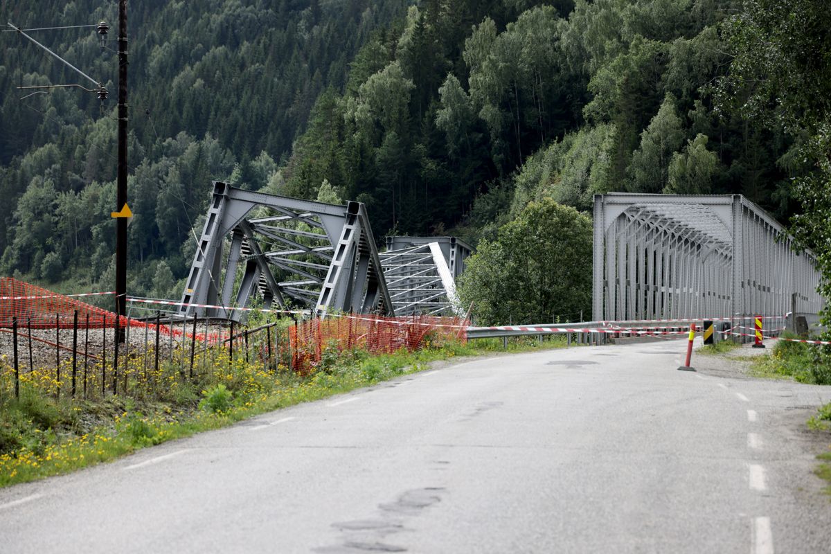Jernbanebrua over Gudbrandsdalslågen i Ringebu brøt sammen mandag. Foto: Geir Olsen/ NTB
