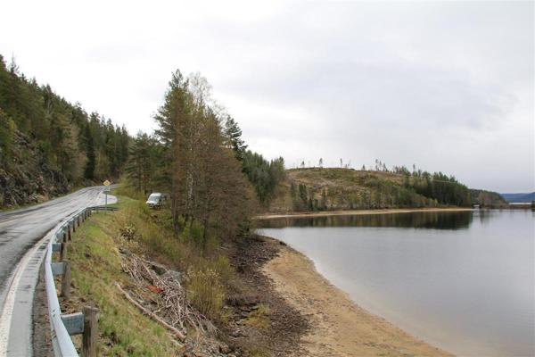 Prosjektet omfatter cirka 4.800 meter ny fylkesvei 415 mellom Simonstad og Selåsvatn i Agder.