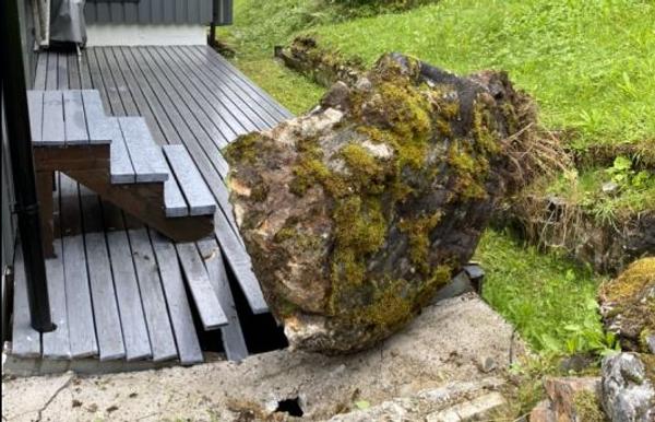 Denne steinen havnet på terrassen til en beboer på Fagernes tirsdag morgen. Det førte til at uteområdet til Ørarampen barnehage ble stengt av politiet. Foto: Nordland politidistrikt