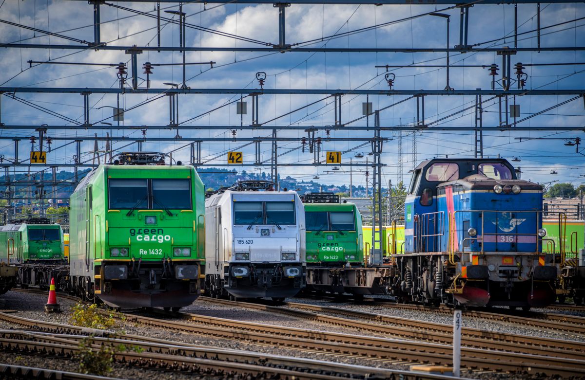 Godstrafikken på Dovrebanen har stoppet opp etter brukollapsen i Ringebu. Her er godstog på Alnabruterminalen i Oslo. Foto: Ole Berg-Rusten / NTB