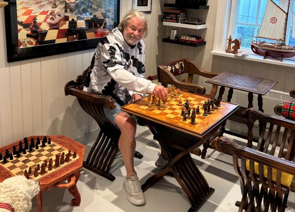 Frode Antonsen har selvfølgelig sitt eget sjakk-rom i huset. Foto: privat.