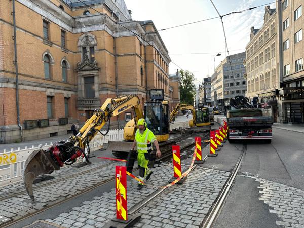 Tirsdag morgen er flere gravemaskiner på plass ved Nationaltheateret. Foto: Marius Lysø