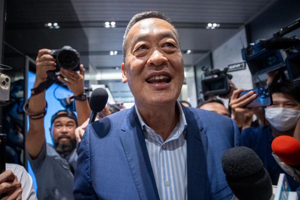 Srettha Thavisin var den eneste kandidaten som var nominert til statsministerjobben da nasjonalforsamlingen stemte over saken tirsdag. Her møter han pressen i partiet Pheu Thais hovedkvarter tidligere på dagen. Foto: Wason Wanichakorn / AP / NTB