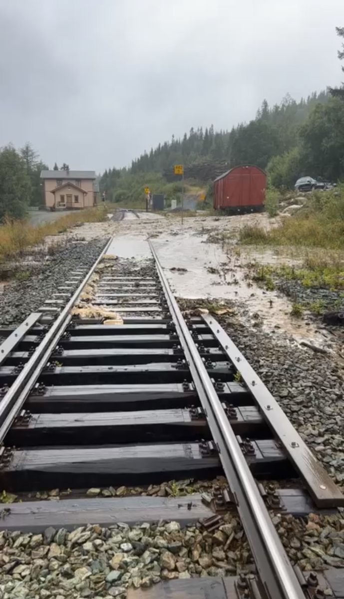 Flere jernbanestrekninger mellom Oslo og Trondheim er stengt, noe som skaper utfordringer for godstransportører. Bildet er fra Stensli stasjon på Rørosbanen. Foto: Stig Halvei Rønning / Spordrift / NTB