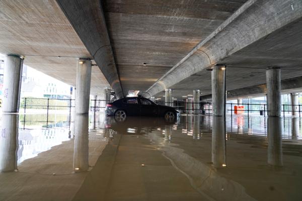 I august førte kraftig regnvær til overvann og stengte veier flere steder i Oslo.Her står en bil forlatt under togbroen ved Skøyen stasjon i Oslo. Foto: Erik Flaaaris Johansen / NTB