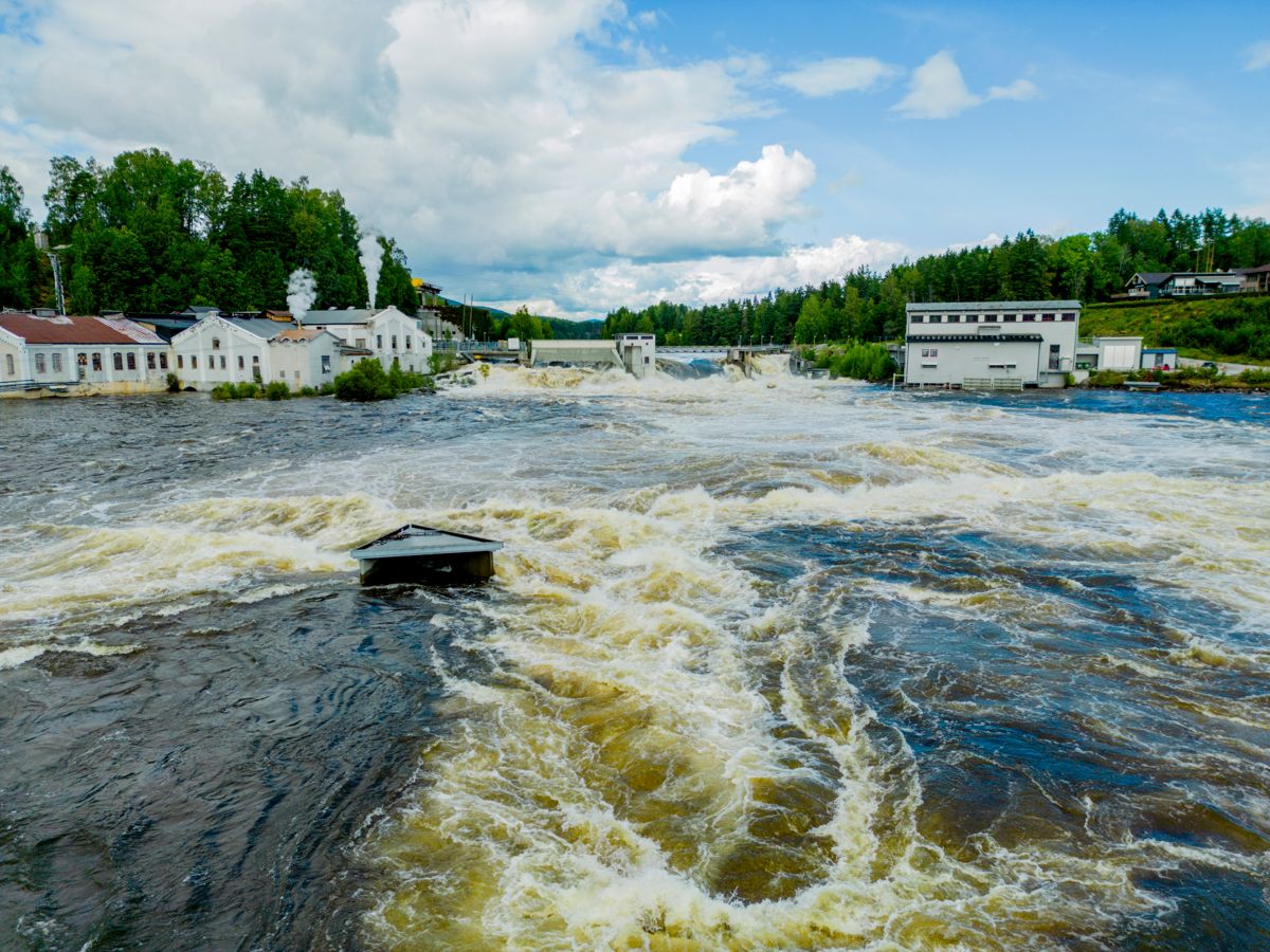 En våt sommer gjør at vi har godt med vann å produsere fra utover høsten og vinteren. Det vil bidra til lavere strømpriser. Her fra Hellefoss kraftverk i Hokksund. Foto: Stian Lysberg Solum / NTB