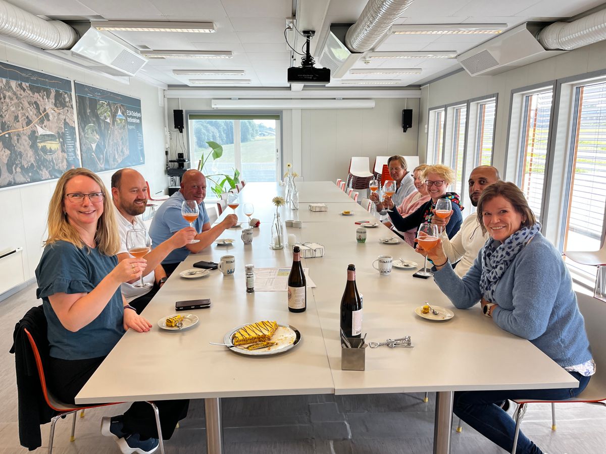 Glad gjeng på anleggskontoret på Nygård i Ås, med alkofri skål for oppstartpenger til Oslofjord 2 i 2024. Foto: Vibeke Malvik/Statens vegvesen