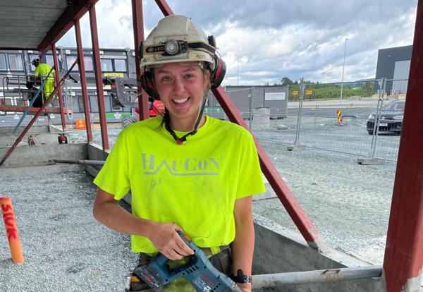 Haucon-lærling Maja Kristine Indset er en av de nesten 100 som konkurrerer i Byggmakkers kåring av byggenæringens beste lærlinger. Foto: Byggmakker