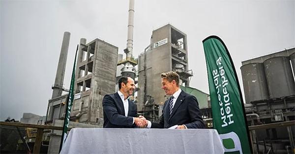Olje- og energiminister Terje Aasland signerte i september en ny avtale som sikrer videreføring av CO2-fangstprosjektet på Norcem i Brevik sammen med Heidelberg Materials-direktør Giv Brantenberg. Foto: Heidelberg Materials