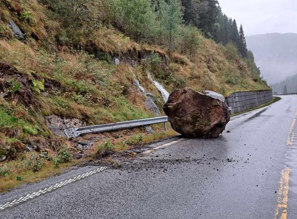 En stor stein falt ned i veibanen ved Økslandtunnelen på E39 i Sunnfjord mandag. Foto: Statens vegvesen