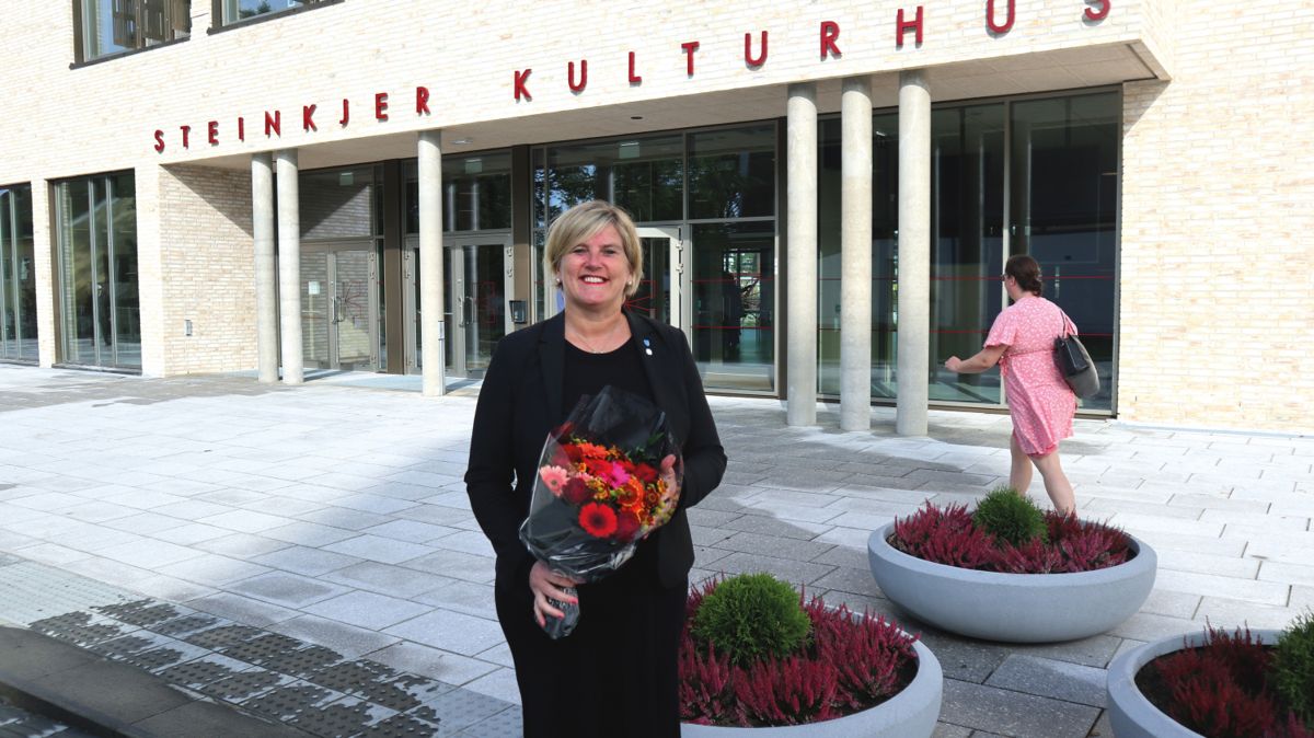 Ordfører Anne Berit Lein klar til å ta imot besøkende til åpningen av kulturhuset. Hun er ikke i tvil om at dette blir en berikelse av kulturlivet i kommunen og distriktet. Foto: John Inge Vikan