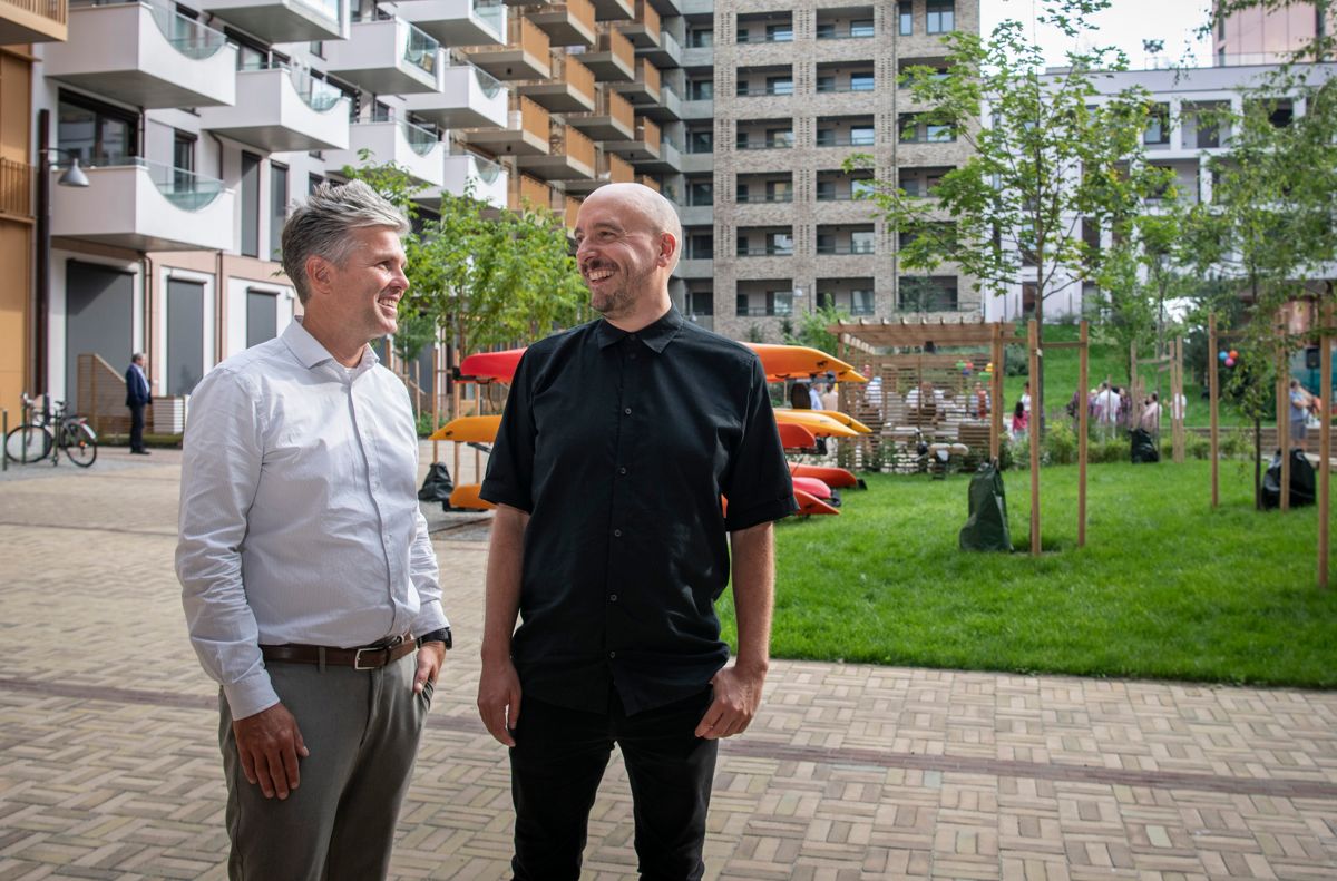 Lars Holm i OSU og arkitekt Jonny Klokk i MAD Arkitekter. Foto: Katrine Lunke