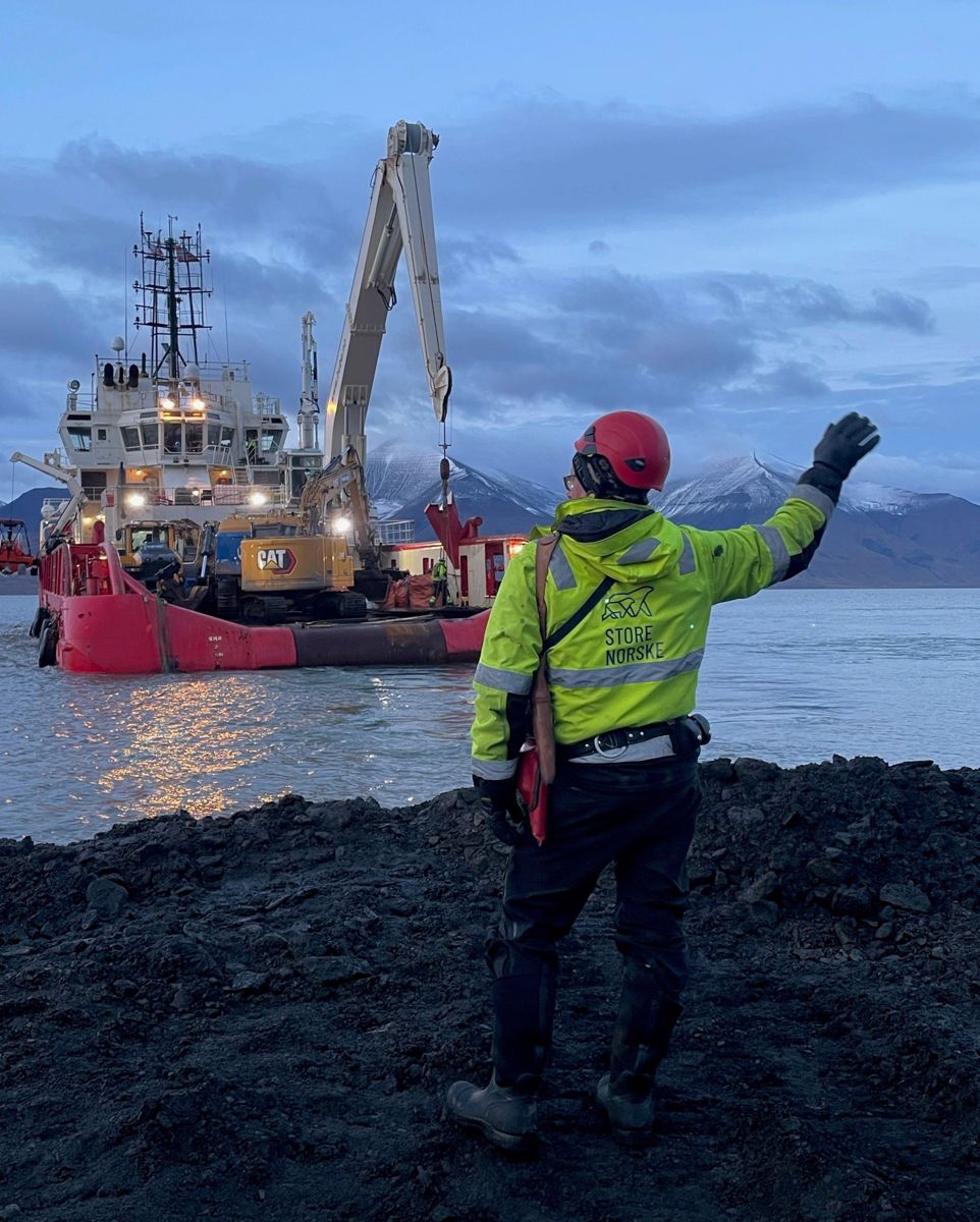 Hæhre hentet ut de siste maskinene med båt. Byggeleder Per Ivar Velve er siste Store Norske ansatte i Svea. Foto Store Norske