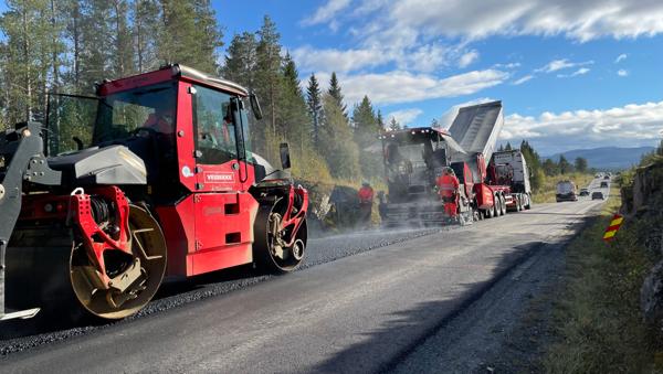 Statens vegvesen har kommet langt i å kutte CO2-utslipp fra asfalt. Nå skjerpes kravene i øvrig drift, vedlikehold og utbedring av veg. Foto: Statens vegvesen