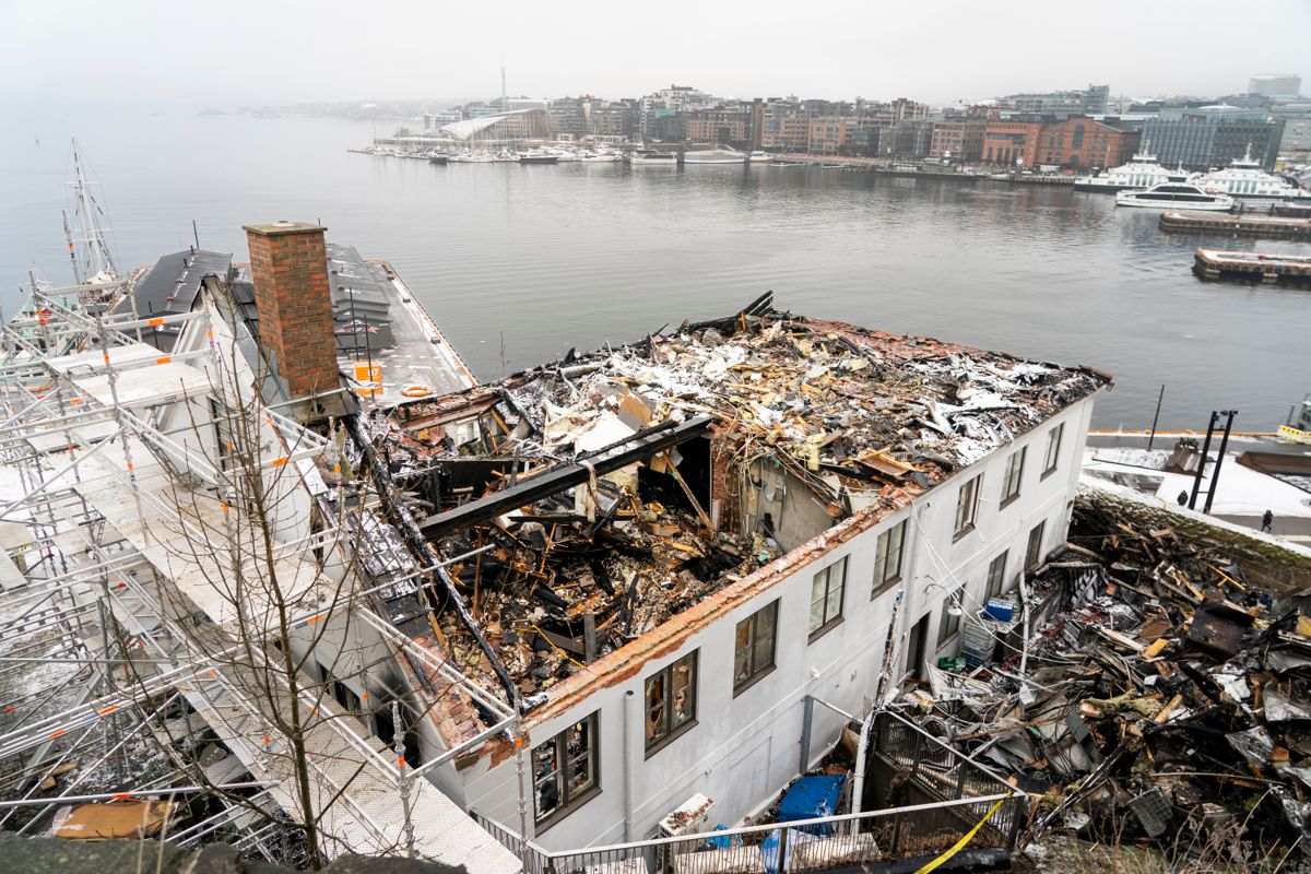 Det ble store skader på det verneverdige bygget Festningen Restaurant lå i. Foto: Terje Pedersen / NTB