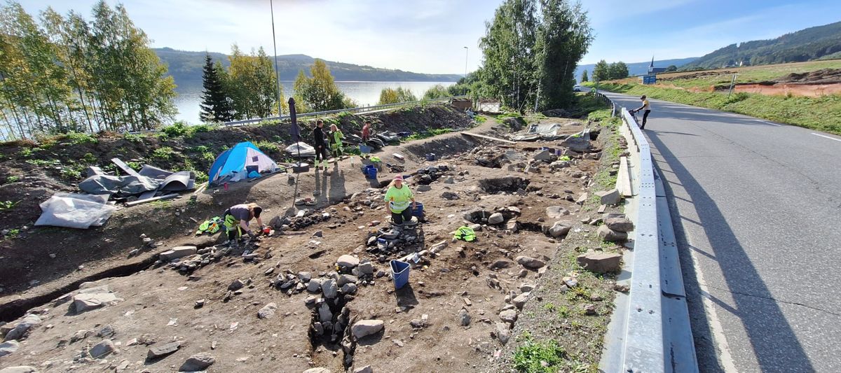 Arkeologer har funnet totalt 35 gullgubber i Vingrom utenfor Lillehammer. De kan knyttes til et gammelt hedensk gudshus som sto der i forne tider. Foto: Kulturhistorisk museum, Universitetet i Oslo. / NTB