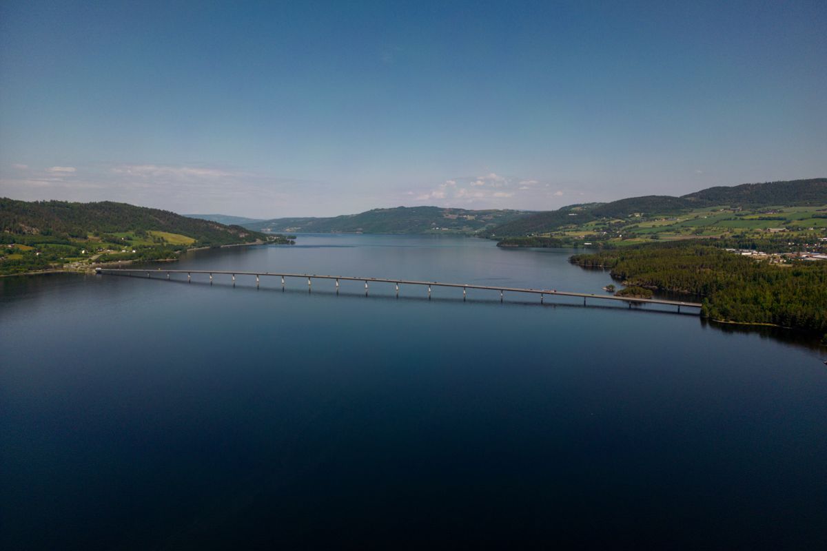 E6 Mjøsbrua krysser over Mjøsa. Gullskatten ble funnet ikke langt ifra europaveien, og arkeologene er entusiastiske over å ha funnet dem. Foto: Cornelius Poppe / NTB