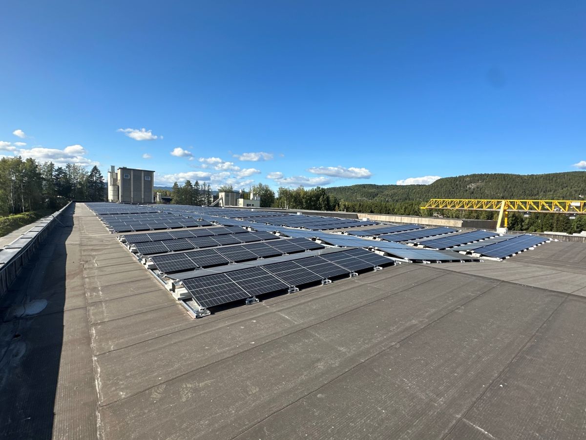 Rundt 1.000 solcellepaneler er allerede installert på fabrikken til Loe Betongelementer i Steinberg. Solcelleanlegget hos Loe Rørprodukter i Hokksund skal stå ferdig i løpet av høsten. FOTO: LOE BETONGELEMENTER