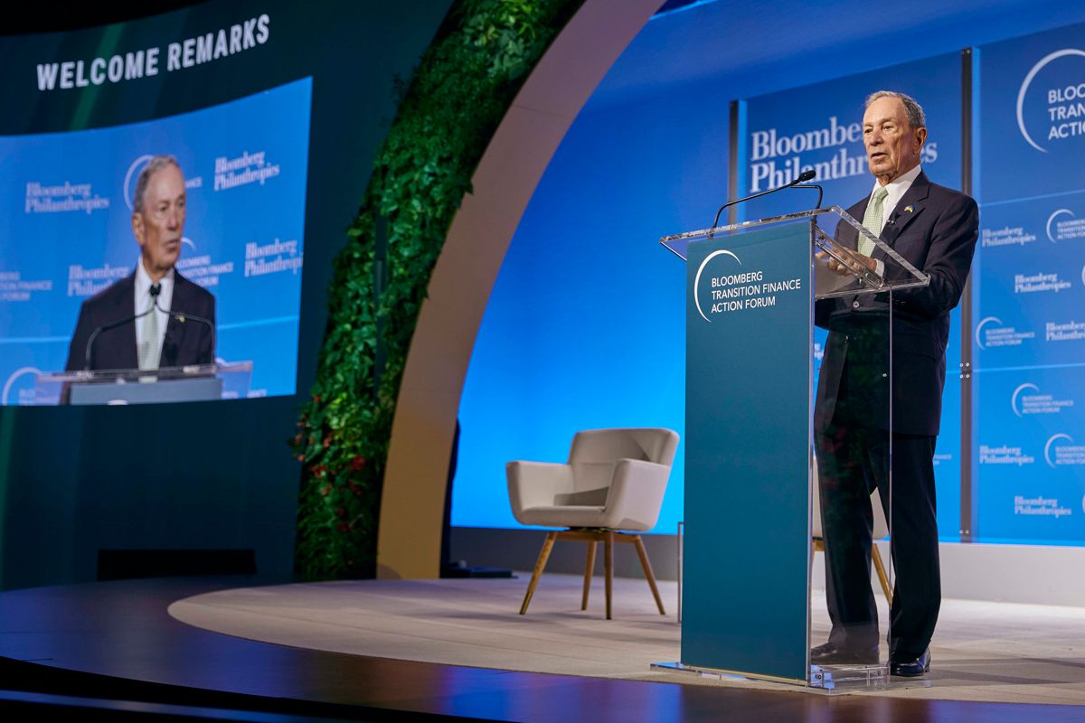 Michael Bloomberg under klimaarrangementet Bloomberg Transition Finance Action Forum i New York tirsdag. Foto: Andres Kudacki / AP / NTB
