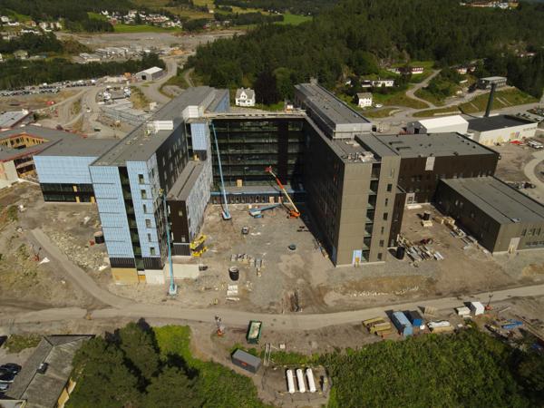De to sentrale blokkene i sjukehusprosjektet fotografert fra vest i august. Foto: HENT