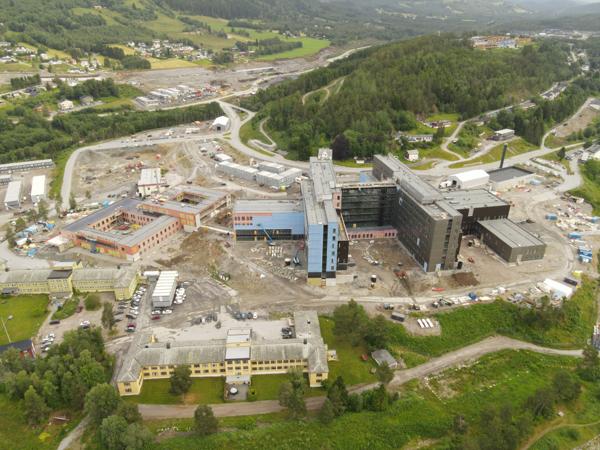Den store byggeplassen for Sjukehuset Nordmøre og Romsdal på Hjelset i Molde fotografert med drone i mai i år. Foto: HENT