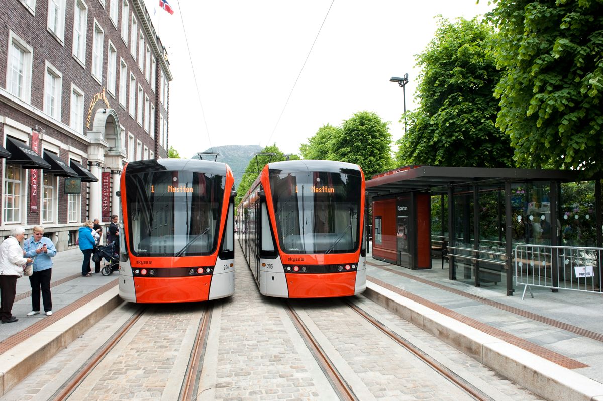 Bybanen i Bergen har skapt hodebry for byens politikere og har blitt et sentralt tema for hvem som skal lede byen de neste fire årene. Foto: Marit Hommedal / NTB