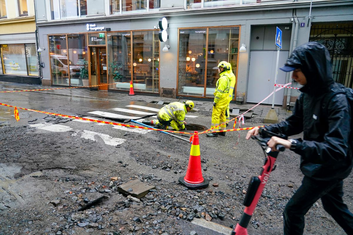 En vannlekasje ved Møllergata 6 førte til store vannmengder i gatene rundt. Foto: Gorm Kallestad / NTB