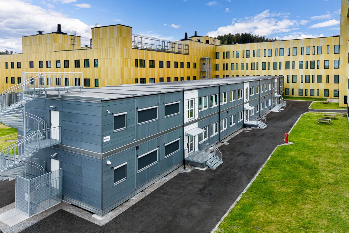 Modulbygg ved Sykehuset Østfold Kalnes gir plass til møterom og arbeidsplasser for klinikkene. Foto: Atapteo