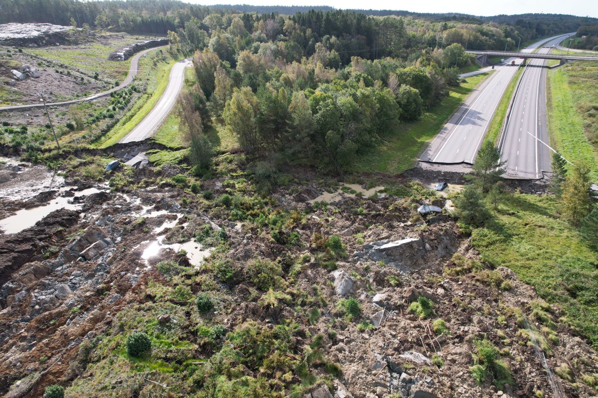 E6 ved Stenungsund er stengt i begge retninger etter at vedvarende regn har ført til et stort ras. Veien vil være stengt i lang tid.Foto: Björn Larsson Rosvall/TT / NTB