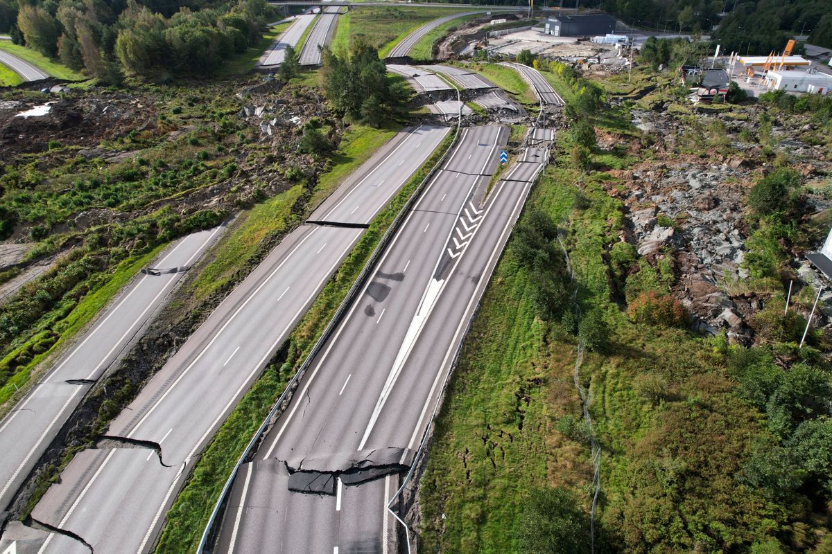 En Sweco-analytiker anslår at gjenoppbyggingen etter skredet kan koste noen milliarder svenske kroner. Foto: Hanna Brunlof Windell / TT / AP / NTB