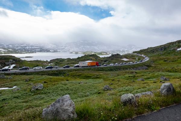 I framtiden kan det kanskje bli tog i stedet for kolonnekjøring over Haukelifjell. Foto: Tor Erik Schrøder / NTB