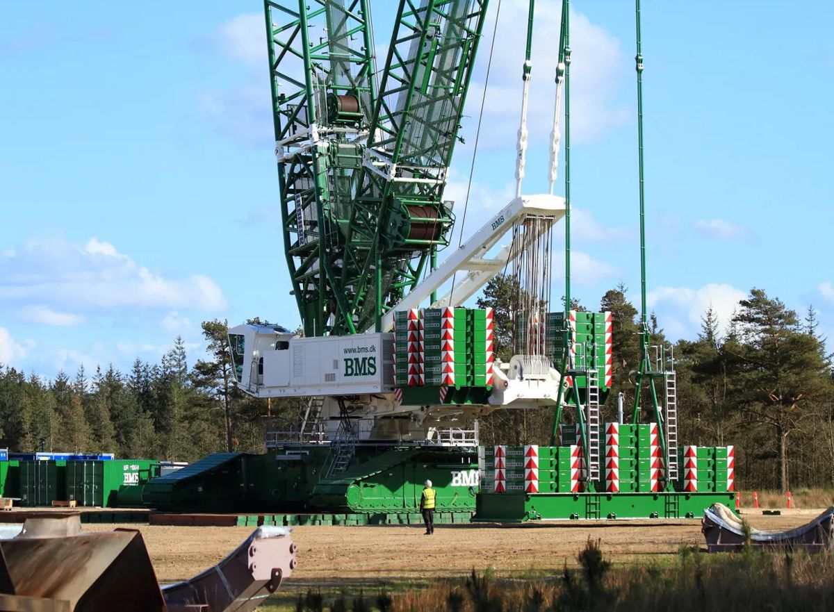 Denne krana skal løfte bruelementene på land. Foto: BMS Heavy Cranes