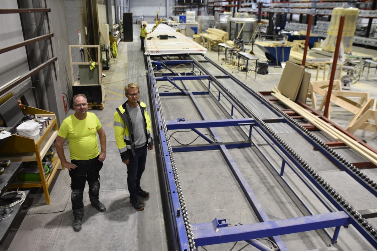 På Pretres elementfabrikk i Brumunddal er Ole Kristian Ottersen (f.v.) og Jan Isaksen klare for å produsere elementboliger for flyktninger.