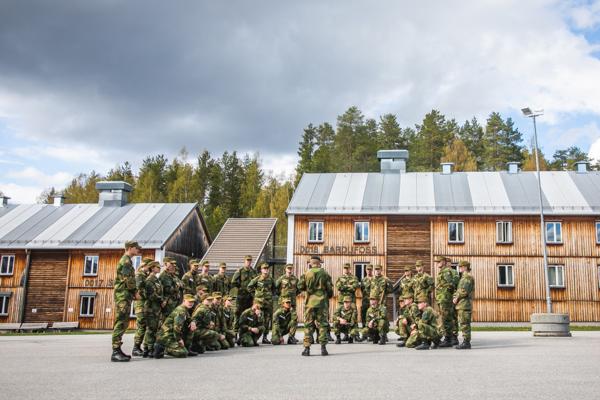 Rekrutter ved Hærens skole for rekrutt og fagutdanning får instruksjoner fra en intruktør. Foto: Frederik Ringnes/Forsvaret