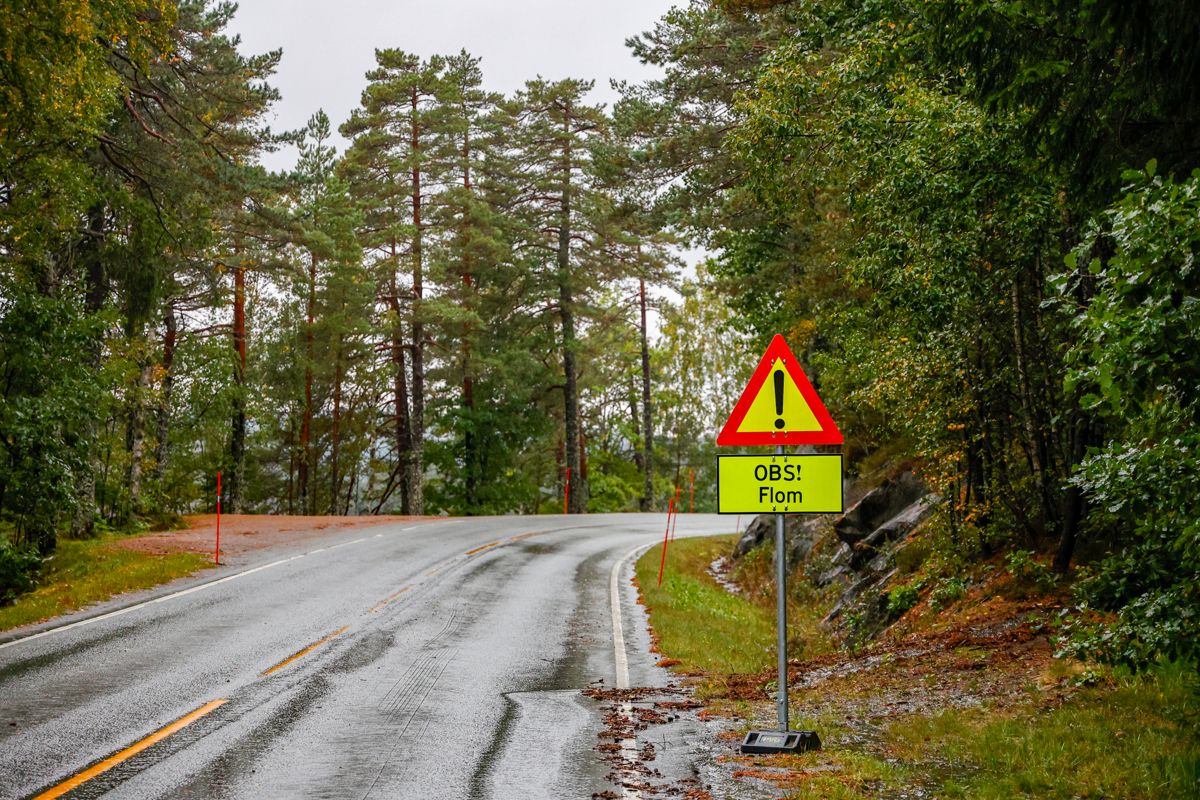 Fylkesveier over hele landet har blitt påført store skader etter ekstremvær i sommer. Her fra fylkesvei 454 i Vennesla. Foto: Tor Erik Schrøder / NTB