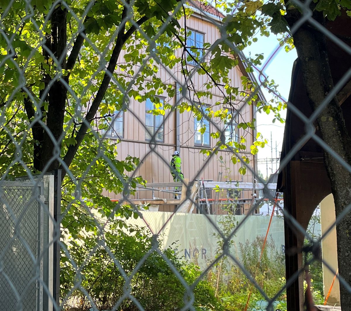 Noen arbeider på Saxegården pågår bak byggegjerdene fortsatt. Foto: Frode Aga