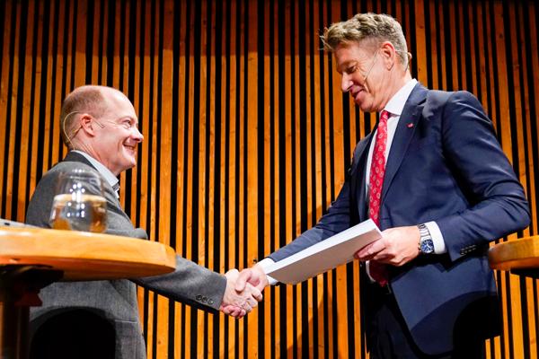Administrerende direktør for SINTEF Energi og leder for strømprisutvalget Inge Røinaas Gran (t.v.) leverer sin rapport til olje- og energiminister Terje Aasland (Ap). Foto: Håkon Mosvold Larsen / NTB