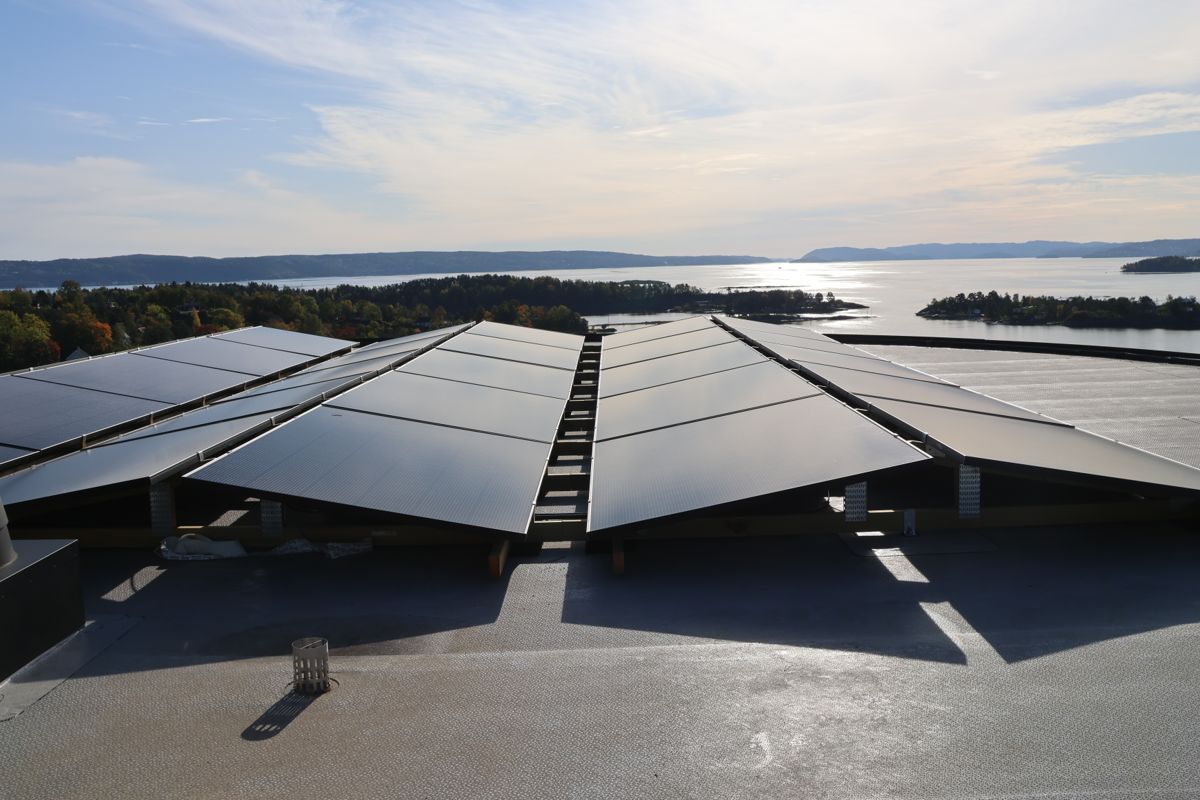 Norsk Solstrøm (NSAS) har montert solcelleanlegg på Nesøya i Asker. Foto: Ingvill Hafver