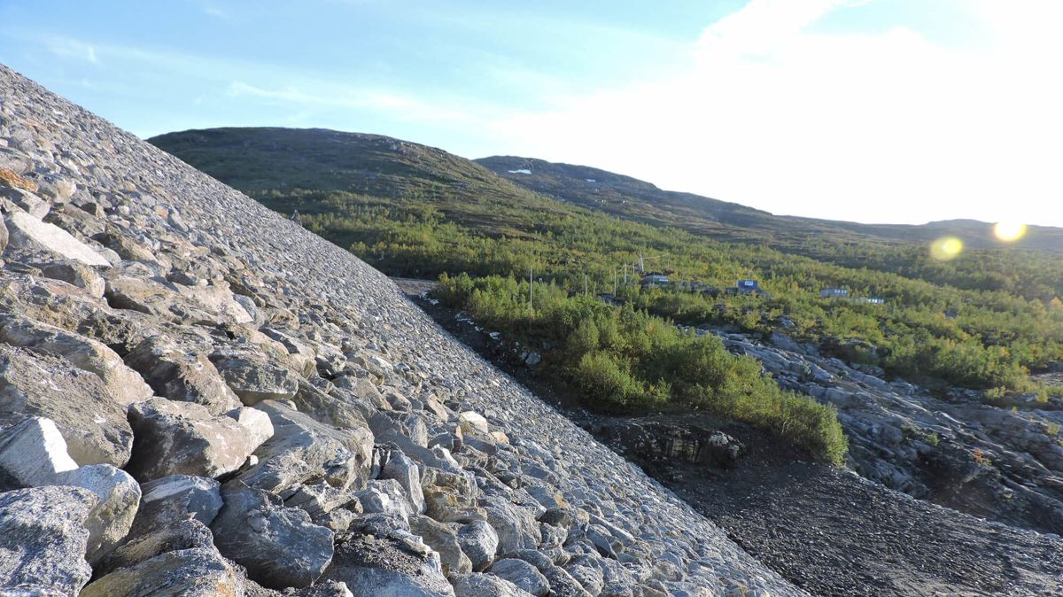 Eksempel på damplastring utført av Hæhre ved Kallvassdammen, en 49 meter høy og 390 meter lang fyllingsdam i klasse 4.