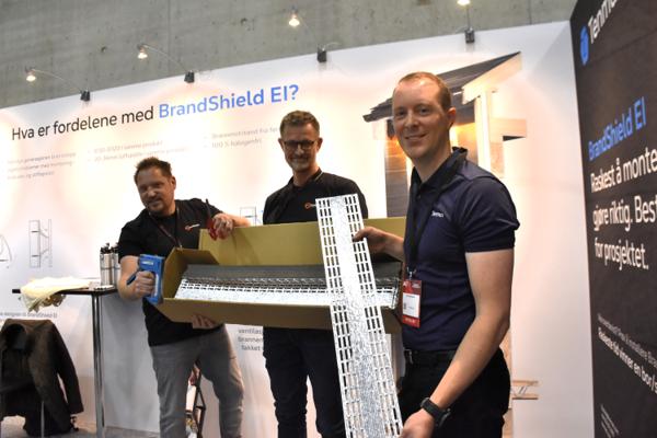 Tobias Chevalier (f.v.) og Peter Ekström i Flameguard, og Erik Karlsson i Tenmat lanserte ny brantetting på Bygg Reis Deg.