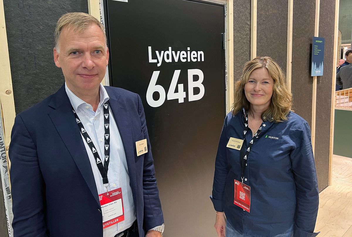 Administrerende direktør Arne Jebsen i Hunton og marketingsjef Anette S. Strømberg i Hunton viste frem de nye lydisolasjonsløsningene  på Bygg Reis Deg.